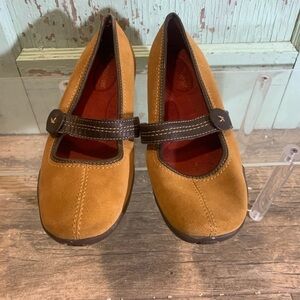 Women’s naturalizer mustard yellow/brown Mary Jane type flat. No size best a 7.5